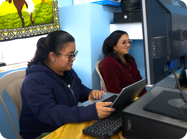 Estudiantes utilizando equipos de computación