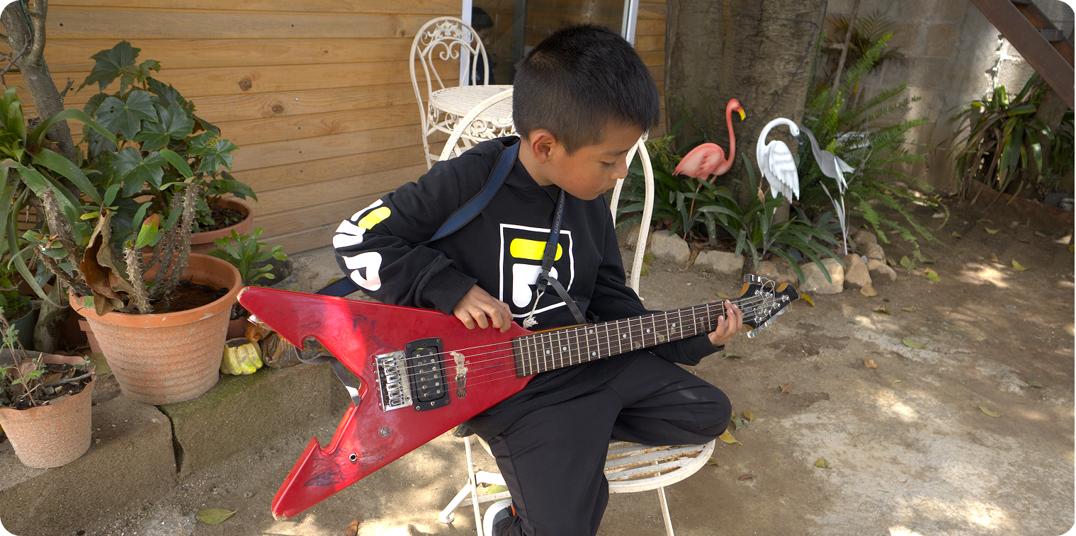 Estudiante practicando guitarra