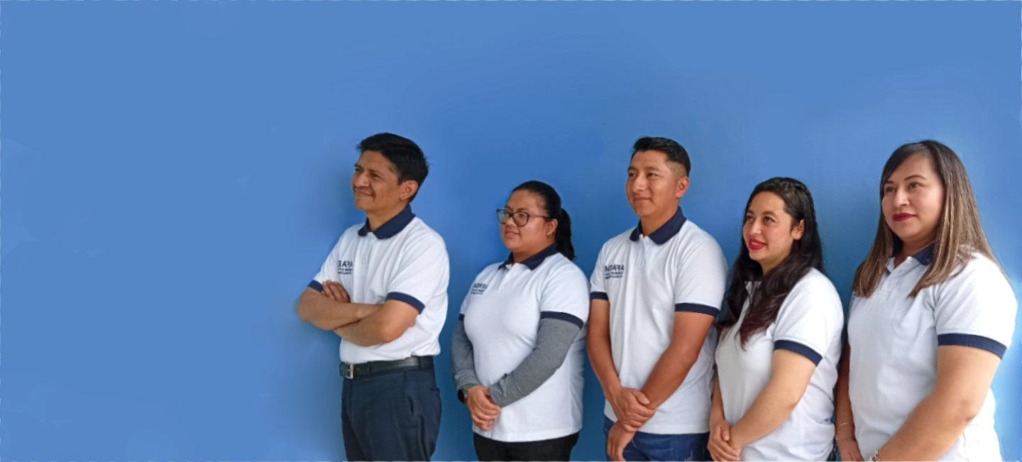 Equipo de AFAEM frente al escudo de la academia